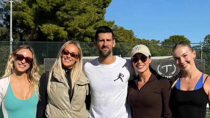 Nole, vragolane! Novak Đoković OKRUŽEN LEPOTICAMA: Sve se bave sportom, ZATEGNUTE SU KAO PRAĆKE, a jedna od njih je na svakoj slici POLUGOLA i baš ima šta da pokaže /FOTO/
