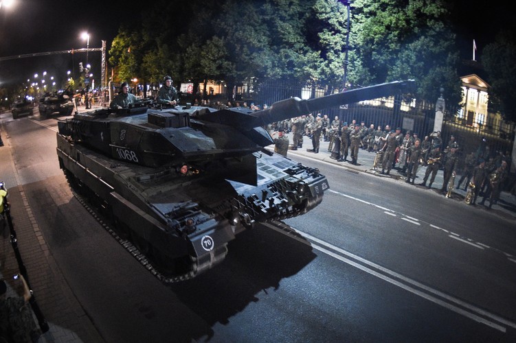 Próba generalna przed defiladą z okazji święta Wojska Polskiego, w nocy z 11 na 12 bm.  (ukit) PAP/Jacek Turczyk