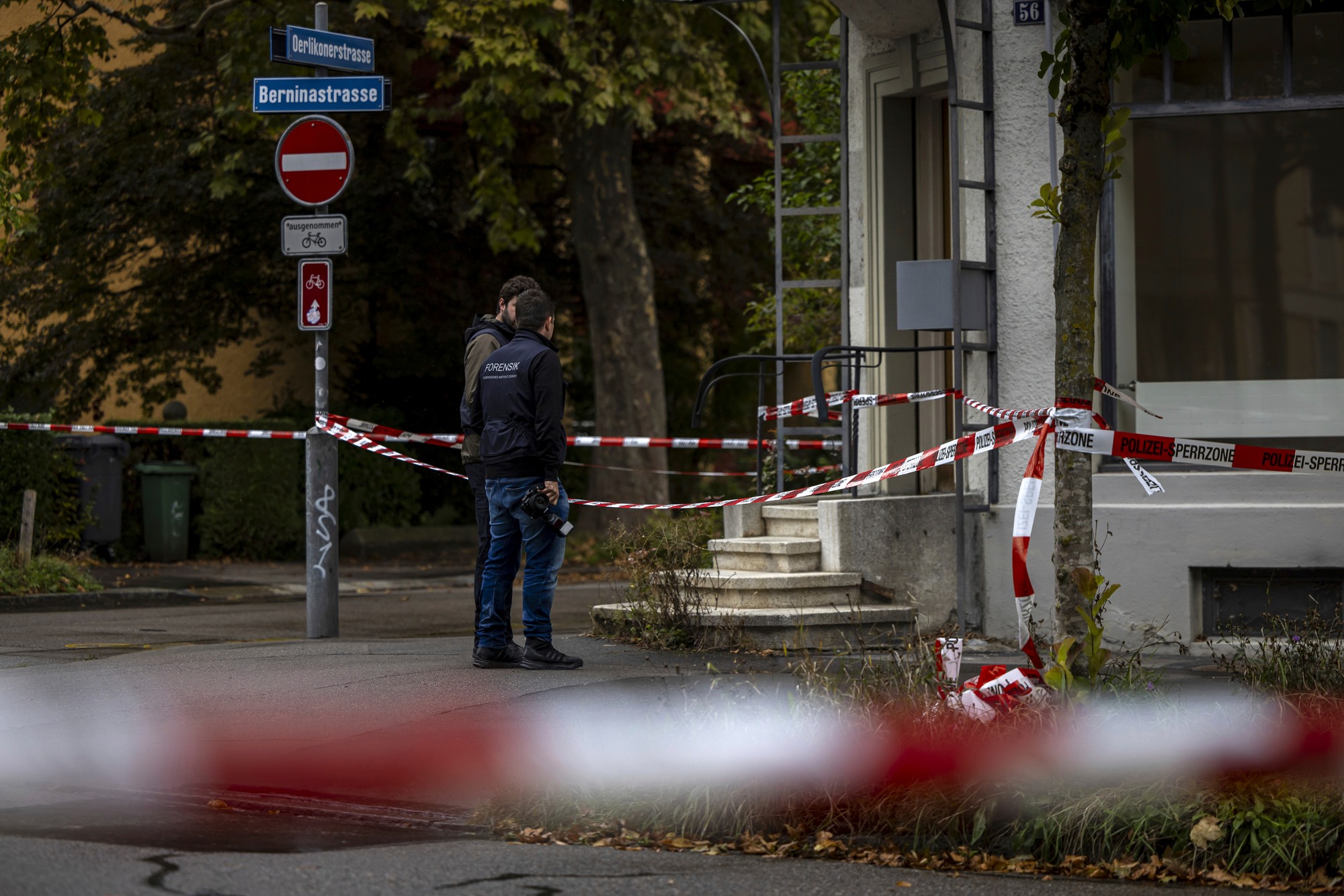 Policajti počas zásahu pred denným centrom po tom, čo muž napadol a zranil tri malé deti.