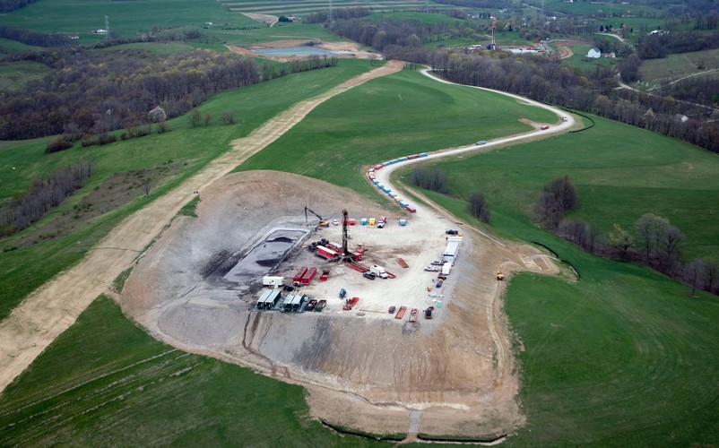 Wydobycie gazu z łupków. Okręgu Chartiers, hrabstwo Waszyngton w Pensylwanii, USA. Platforma wiertnicza, dzięki takim miejscom możliwe jest wydobycie gazu łupkowego.  foto: Andrew Harrer/Bloomberg