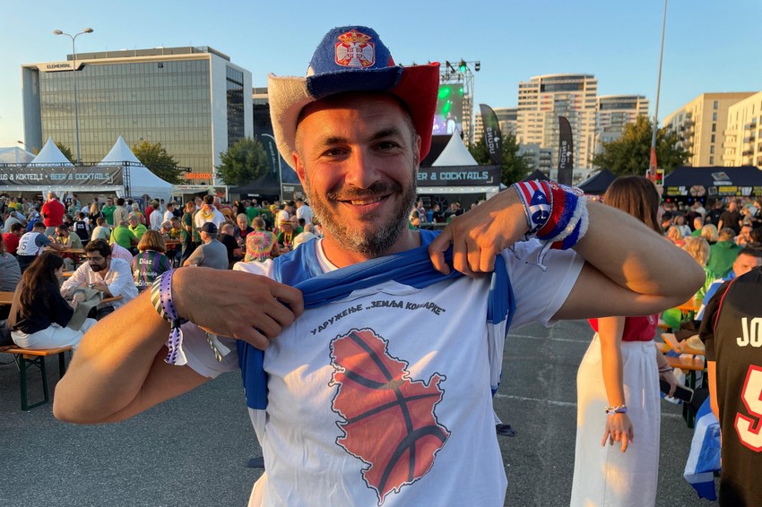 Ispod Bogdanovićevog dresa, Marko Milinkov nosi još jedan navijački rekvizit - majicu udruženja „Zemlja košarke" | Foto: BBC/Grujica Andric