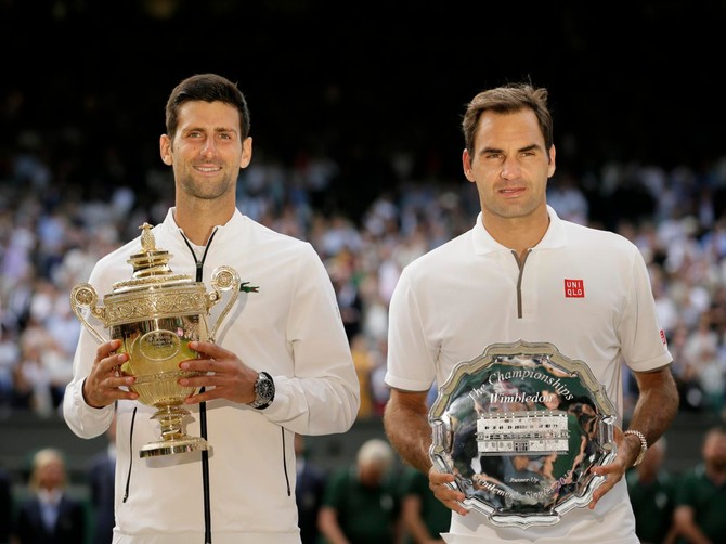 Novak Đoković i Rodžer Federer sa peharima Vimbldona
