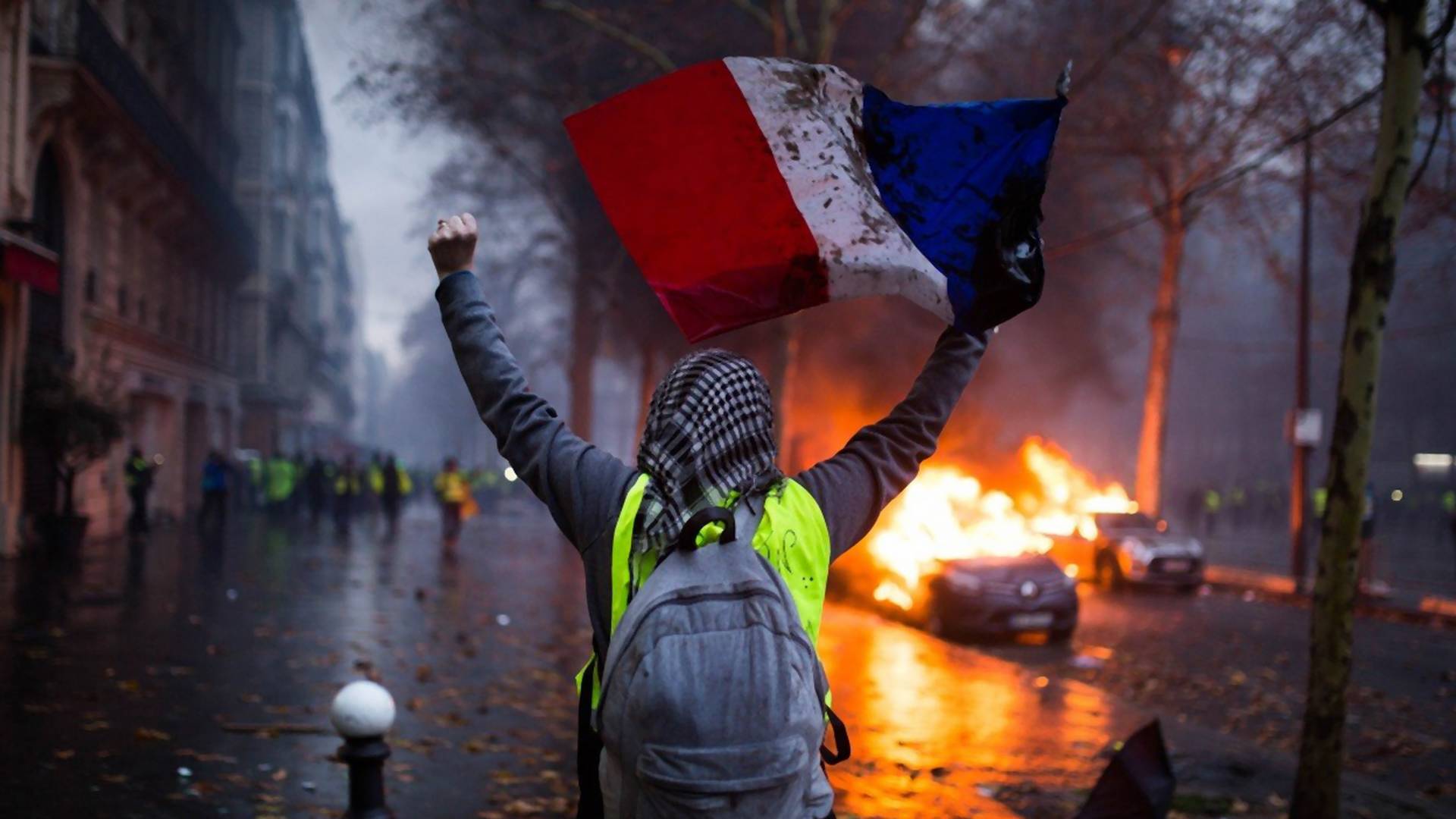Bes, vatra i suze na ulicama Pariza