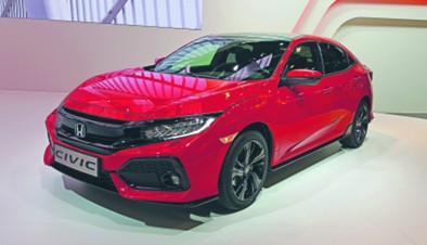 Nie mogę wam napisać o tym samochodzie nic poza tym, że był. Bo przez stoisko Hondy przebiegłem, zasłaniając twarz gazetą – to dlatego, że dyrektor generalny, czy ktoś równie ważny w polskim oddziale firmy, był ponoć bardzo niezadowolony z mojego niedawnego felietonu o modelu Jazz. Do tego stopnia, że zabronił użyczania mi aut do testów. Zrozumiecie więc, że nie miałem ochoty spotkać się z nim w Paryżu twarzą w twarz. Bałem się, że moja facjata będzie potem przypominała przód nowego Civica – jakbym z rozbiegu przywalił nią w betonowy mur.