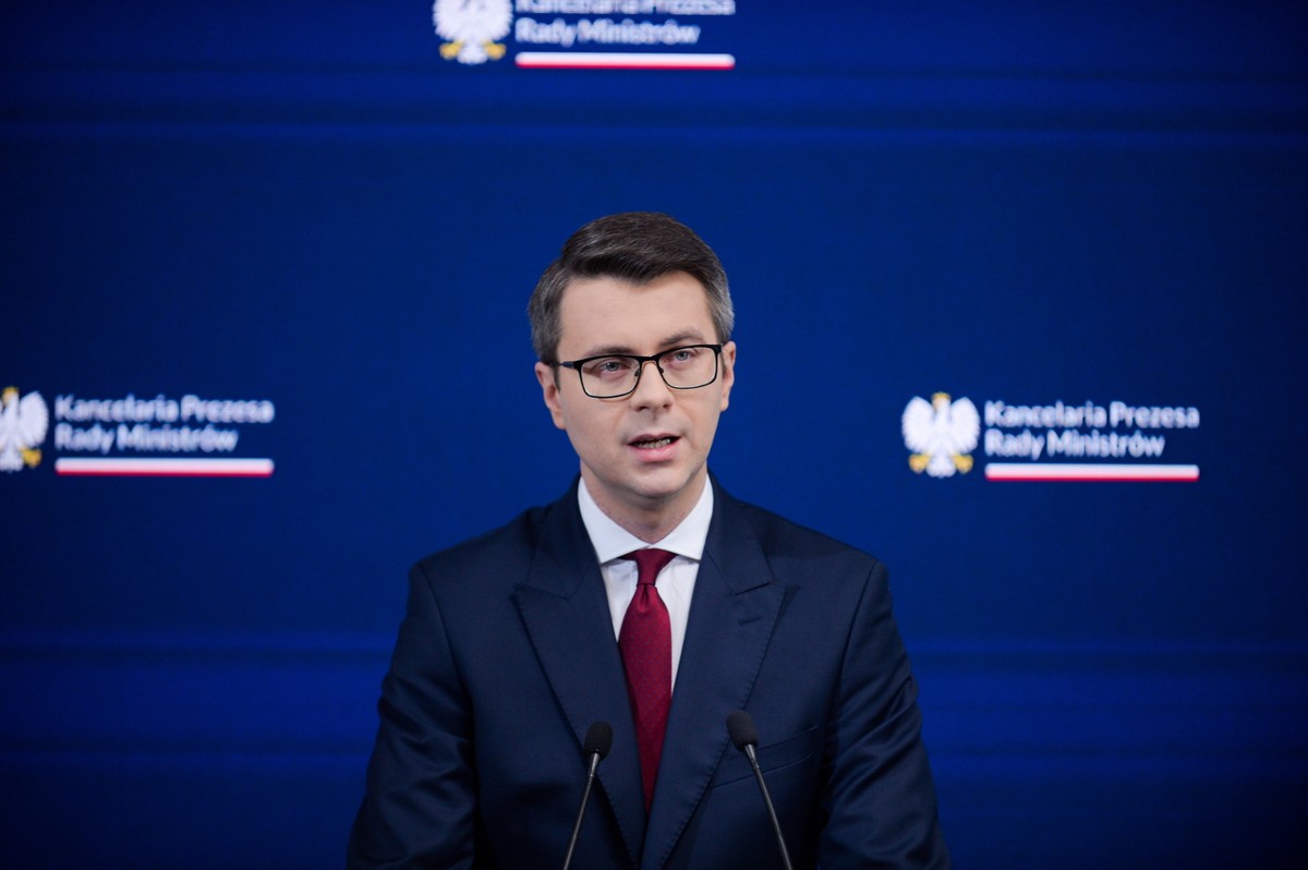 Warszawa, 23.02.2023. Rzecznik prasowy rządu Piotr Mueller podczas konferencji prasowej w siedzibie Kancelarii Prezesa Rady Ministrów w Warszawie, 23 bm. (amb) PAP/Marcin Obara