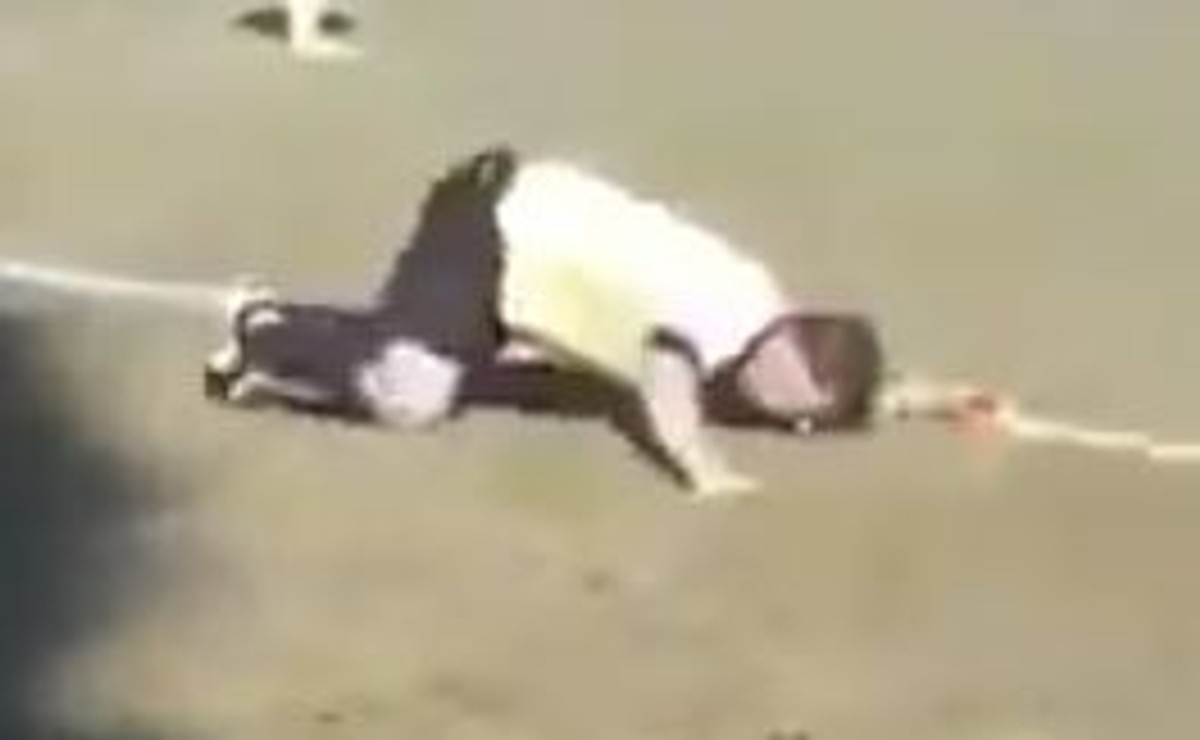 Kompletnie pijany sędzia prowadził mecz. Film z nim w roli głównej podbija internet [WIDEO]