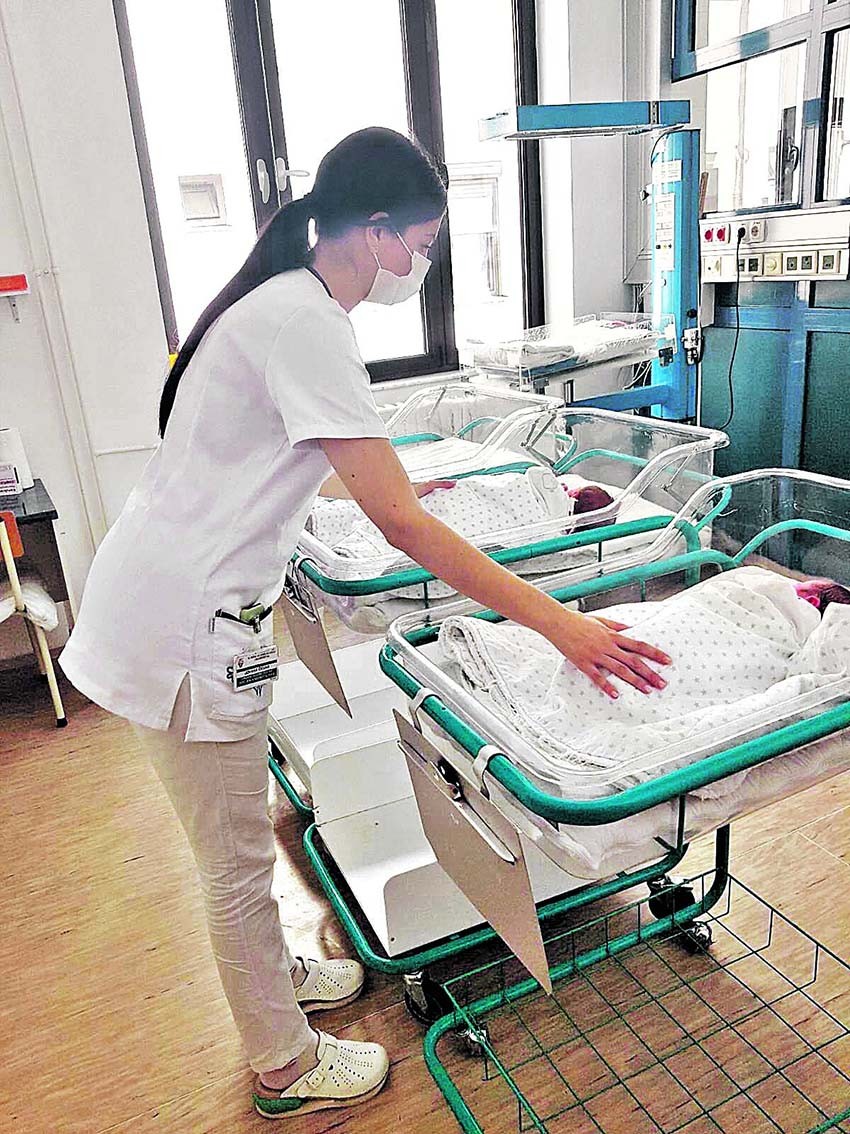 Bebi Covid pozitivne majke 24 sata nakon rođenja se uzima krv za brzi test na antitela, a 48 sati nakon rođenja radi se PCR test