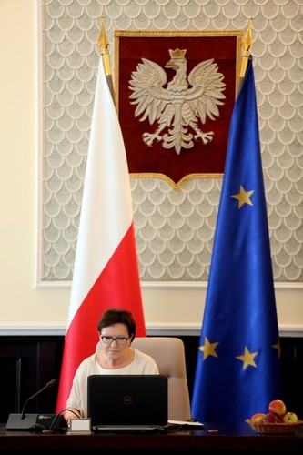 <b>Kopacz dopłaci do najniższej pensji? </b>
<br>
<br>
Kopacz rzuciła również propozycję dopłat dla pracowników zatrudnionych na umowę o pracę i zarabiających minimum, a wszystko to w ramach walki z umowami śmieciowymi w Polsce.
<br>
<br>
Premier chciałaby pomagać nie przedsiębiorcom, lecz zatrudnionym. 