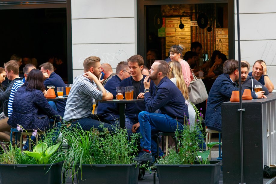 Restauracje znów mogą przyjmować gości w ogródkach na zewnątrz. 