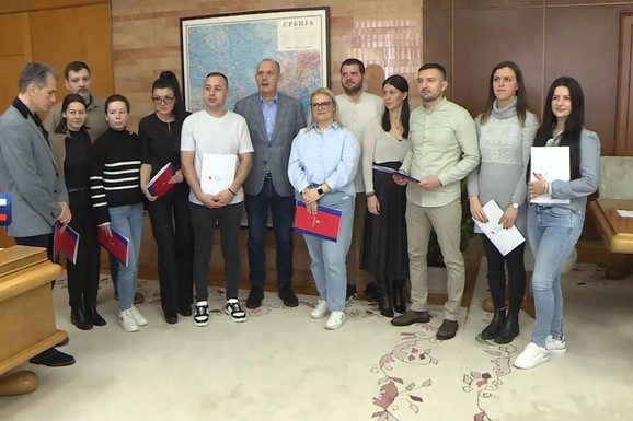 Lončar uručio ugovore o radu još jednoj grupi zdravstvenih radnika iz dijaspore (VIDEO)