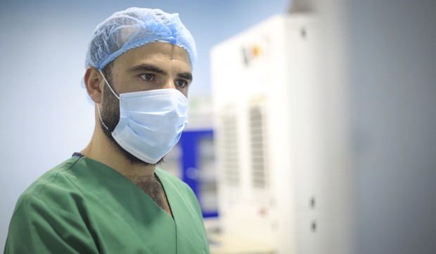 Hirurg tokom operacije - ilustracije