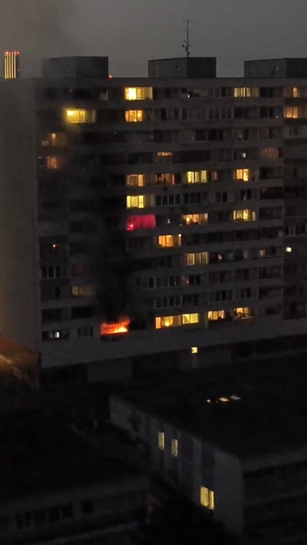 Hasiči bojujú s požiarom.