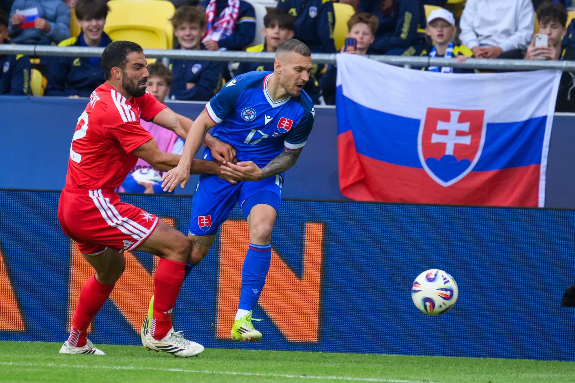 Zľava Zach Muscat (Malta) a Lukáš Haraslín (Slovensko). 