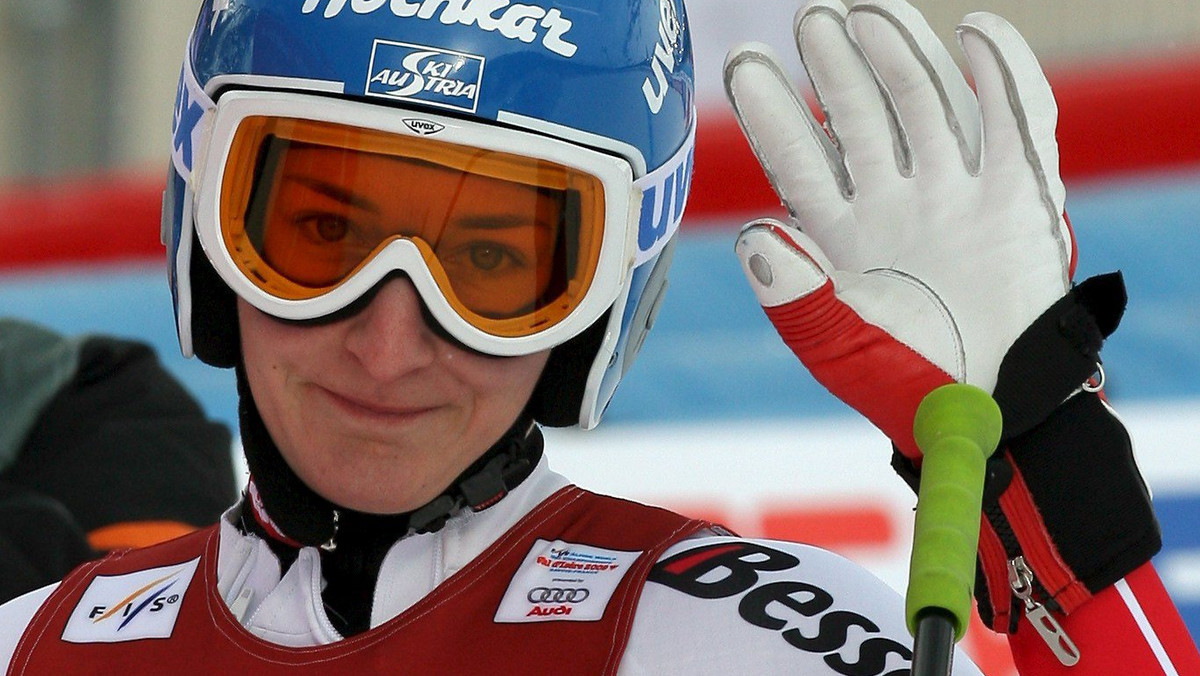 Kathrin Zettel triumfowała w superkombinacji na mistrzostwach świata w narciarstwie alpejskim rozgrywanych we francuskim Val d'Isere. Austriaczka wyprzedziła Szwajcarkę Larę Gut i swoją rodaczkę Elisabeth Goergl. Na podium sensacyjnie zabrakło Amerykanki Lindsey Vonn, która w slalomie ominęła jedną z niebieskich tyczek i wypadła z trasy.