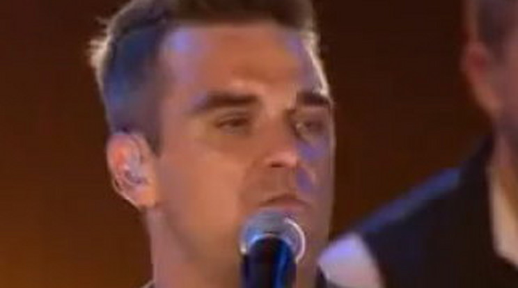 Ciki! Nagyot bakizott a színpadon Robbie Williams