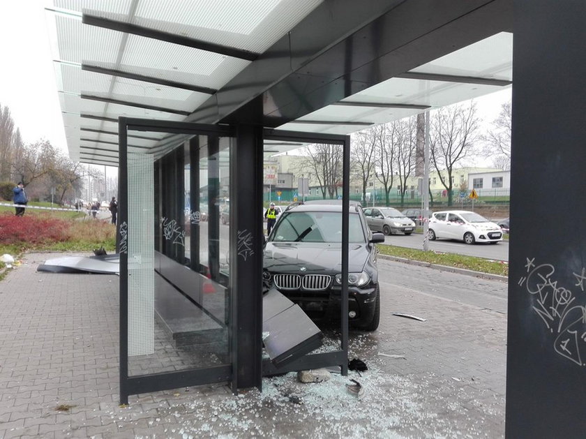 Rozpędzone auto uderzyło w przystanek. Kierowca był pijany 