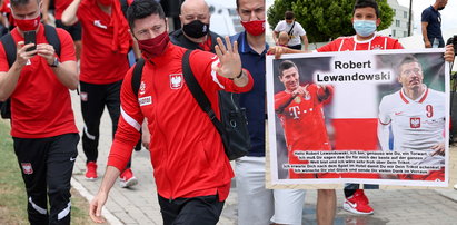 Reprezentacja Polski już w Sewilli. Przywitał ich chłopiec z plakatem po niemiecku. Co tam było napisane? [ZDJĘCIA]