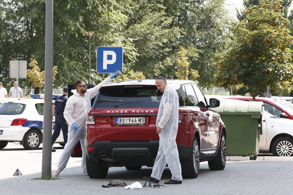 Ubijeni je do kafića došao u crvenom "rendž roveru" kada su na njega zapucali