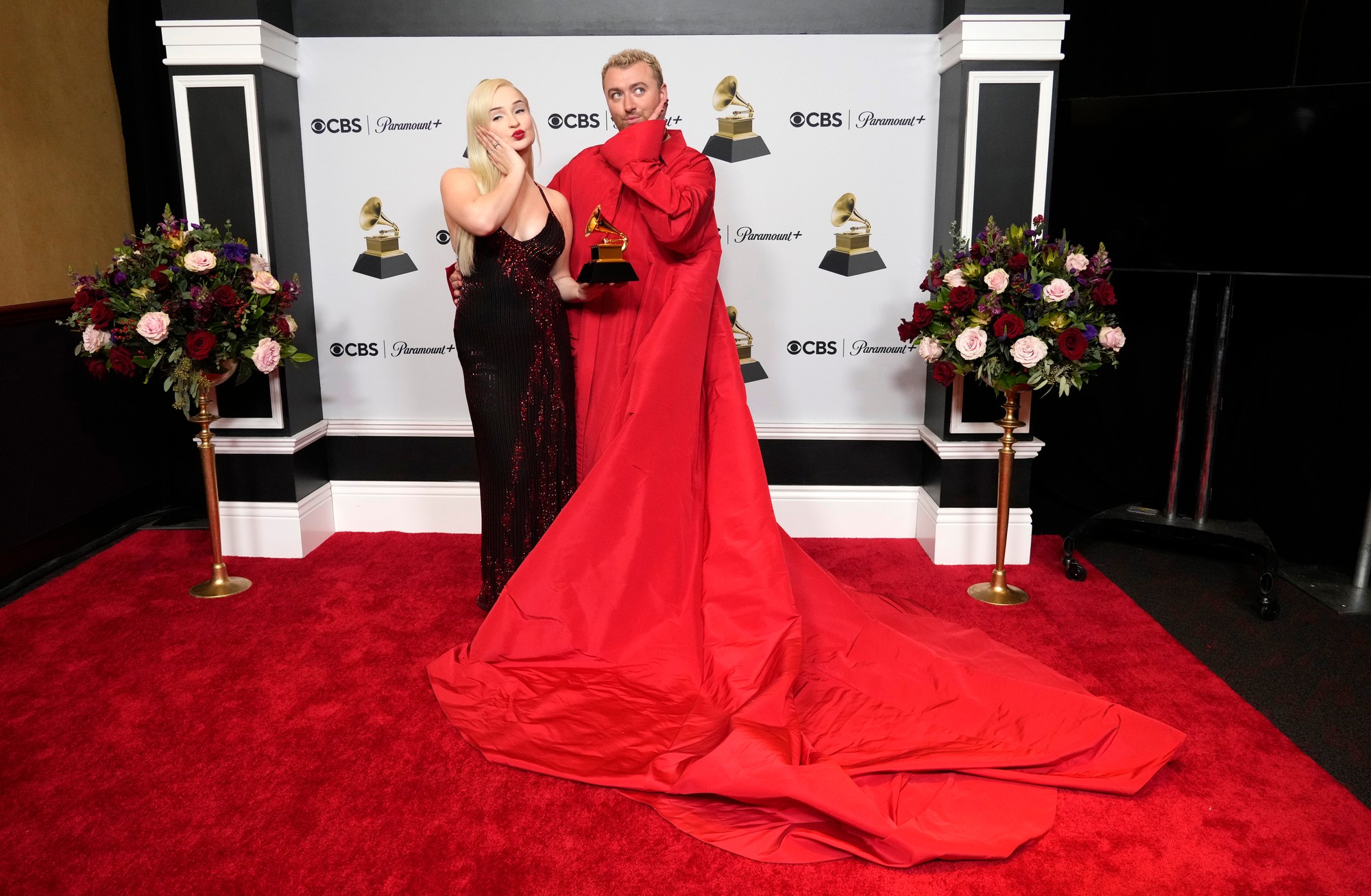Kim Petras a Sam Smith na odovzdávaní cien Grammy.