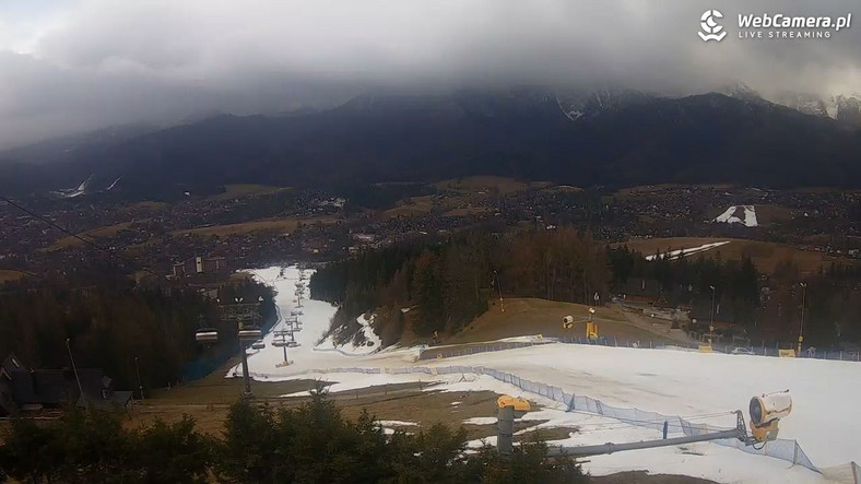 Stacja narciarska "Polana Szymoszkowa" w Zakopanem. Widok z kamerki internetowej. W górnej części trasy nie ma już śniegu