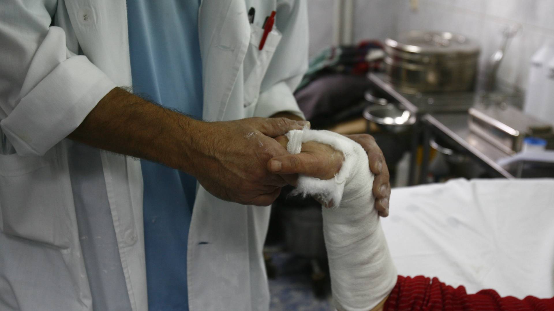 Baku sa polomljenom rukom iz negotinske bolnice vratili kući jer nisu imali gips