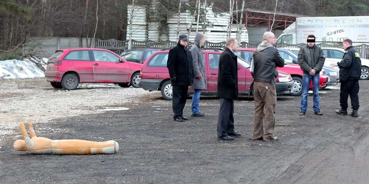 Podrzucili trupa na przystanek!