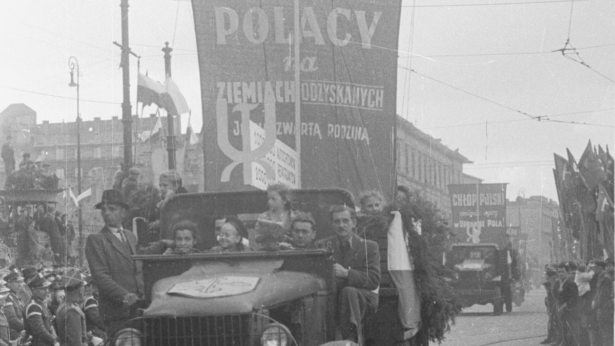 Pochód pierwszomajowy na warszawskim Nowym Świecie, 1 maja 1947 r.