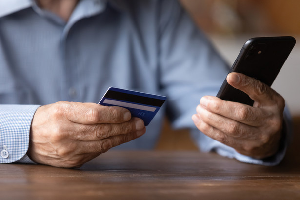 telefon senior pieniądze fot. shutterstock