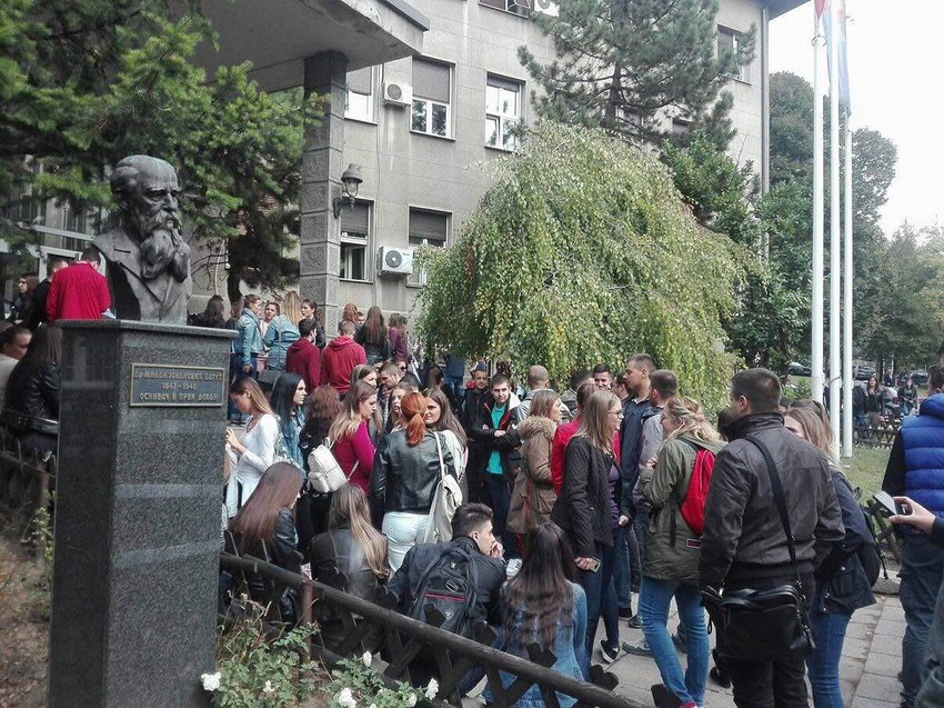 Studenti okupljeni ispred ulaza u fakultet