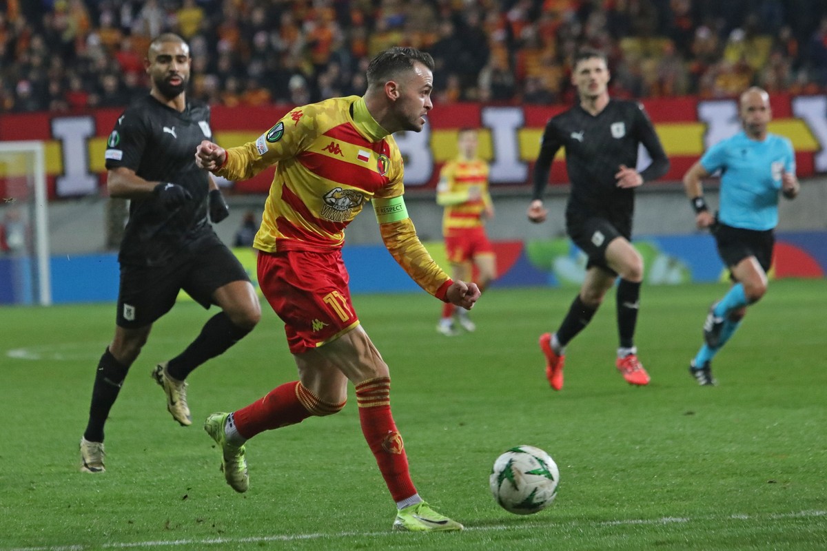 Zawodnik Jagiellonii Białystok Jesus Imaz (2L) i David Sualehe (L) z Olimpiji Lublana podczas 6. kolejki piłkarskiej Ligi Konferencji w Białymstoku
