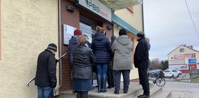 Na Podkarpaciu wrze. Na klientów banku padł blady strach