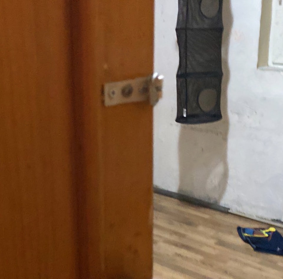 Zámky boli na izbách i chladničke.