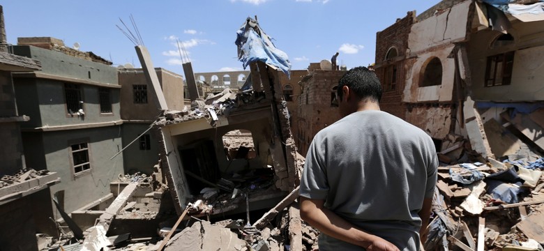 Arabskie naloty na zbuntowane starożytne miasto Sana. Budynki legły w gruzach