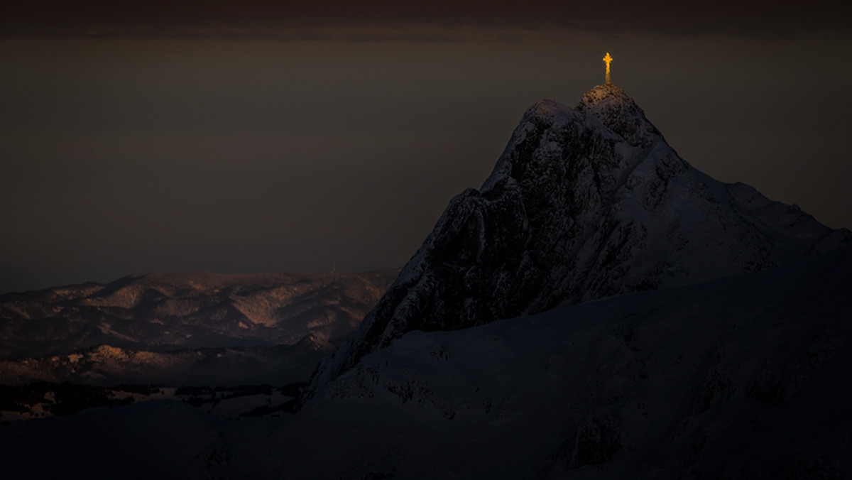 Giewont jest niezwykle popularny wśród turystów odwiedzających polskie Tatry. Jednak nie każdy miał szczęście zobaczyć ten szczyt podczas zachodu słońca.