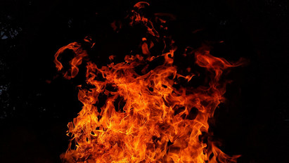 Bennégett a tűzben egy férfi  Pecölön, aki a családjának azt üzente: „Ha nem jössz haza, felgyújtom a házat!”