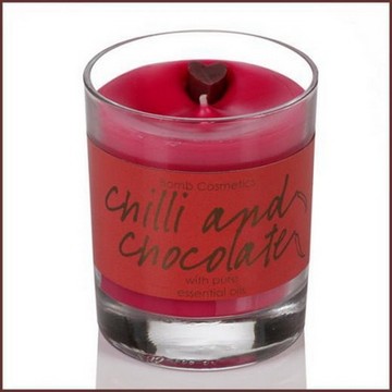 Chilli és csoki gyertya BOMB COSMETICS 2490 Ft-20%-kal olcsóbban a GLAMOUR-napokon: 1992 FtAz aztékok is imádták ezt a kombinációt és nem véletlenül kapható annyi chilis csokis édesség sem. A Bomb gyertyája nem csak isteni illatú, de hosszú-hosszú órákon át ég!