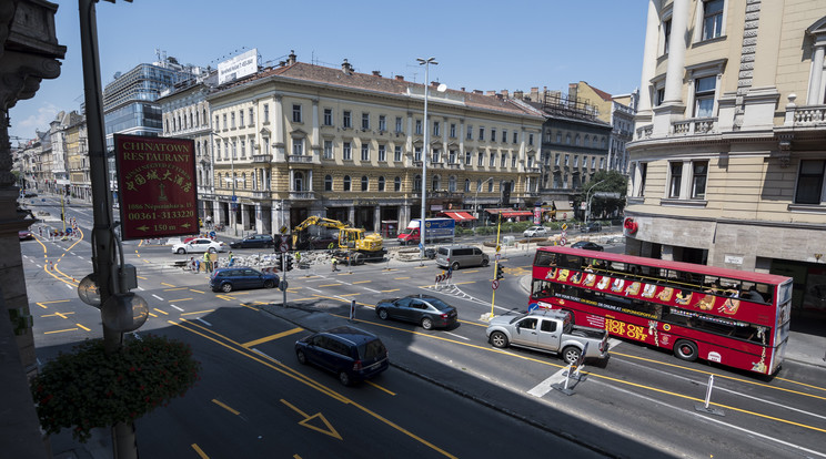 Tűz ütött ki az Oktogonon, az oltási folyamatokat elkezdték. /Fotó:MTI/Mónus Márton