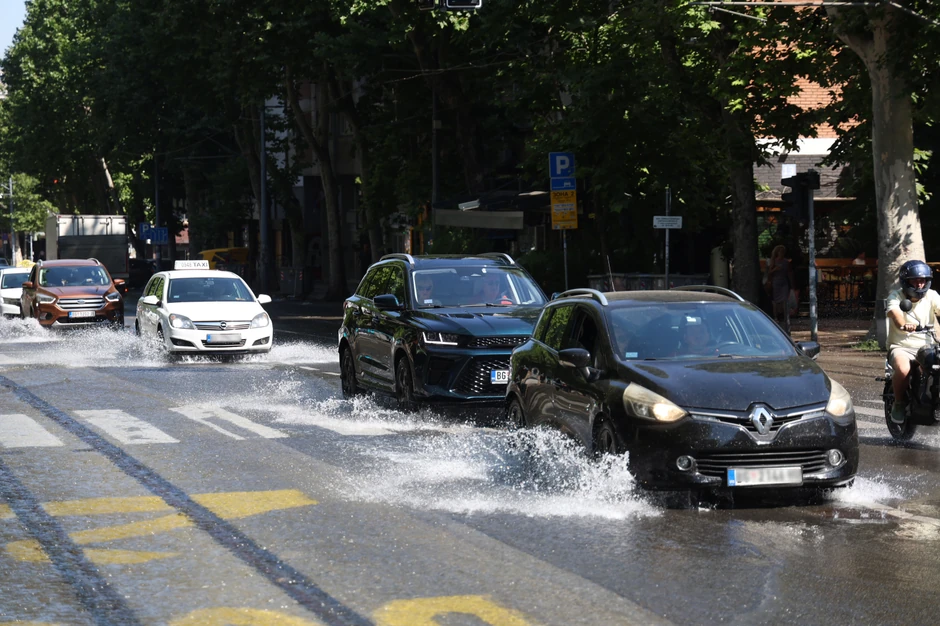 Pukla cev, poplavljena ulica 