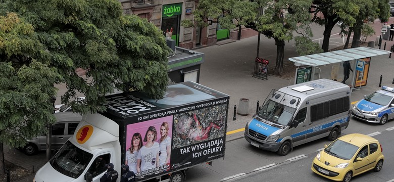 "Nie ma zgody" na ciężarówki z hasłami antyaborcyjnymi. Decyzja radnych Warszawy