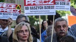 Protest przed MEN. "Ręce precz od naszych dzieci"