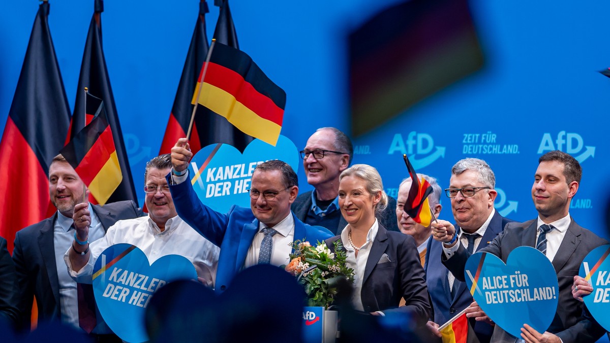 AfD na zjeździe w Riesa przedstawia antyimigrancki program i krytykę mediów wobec Weidel [Źródło: Onet]