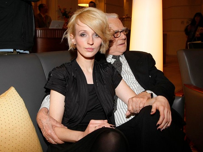 Lwica salonowa: elegancja, pewność siebie i spojrzenie femme fatale. I kto tu jest na pierwszym planie?