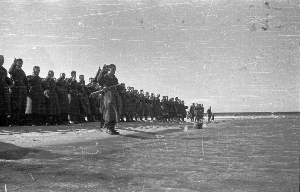 Zaślubiny z morzem na plaży kołobrzeskiej (1945)