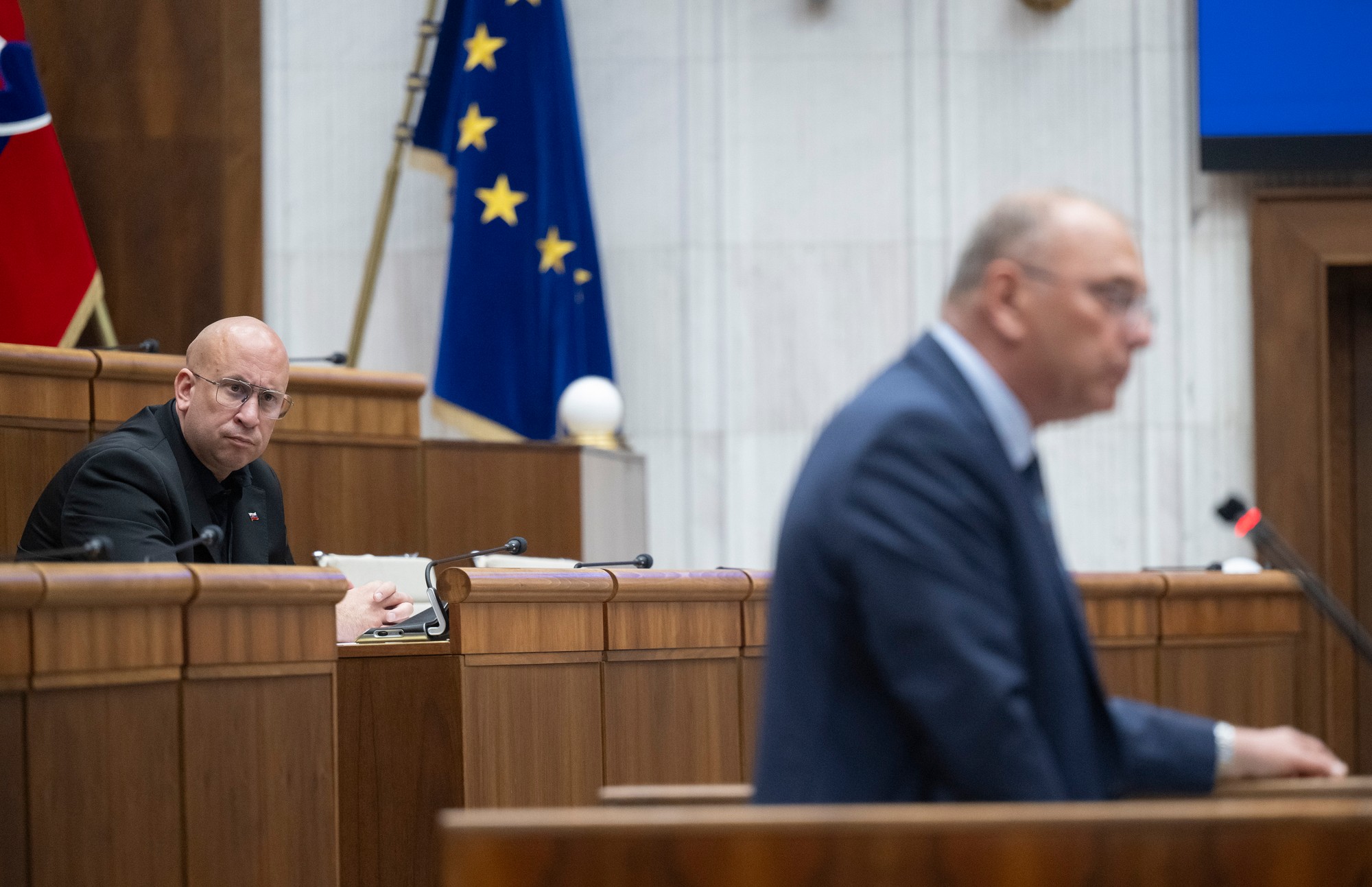 Vľavo v pozadí minister dopravy SR Jozef Ráž a v popredí vpravo poslanec Ľubomír Vážny. 