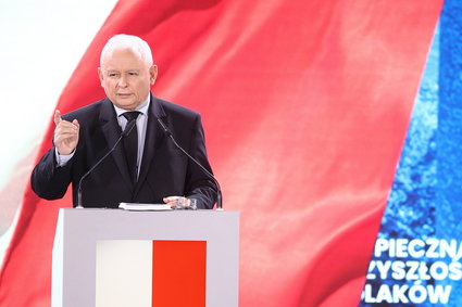 Jarosław Kaczyński chce bronić gotówki. "Jedno kliknięcie i człowiek nie ma pieniędzy"