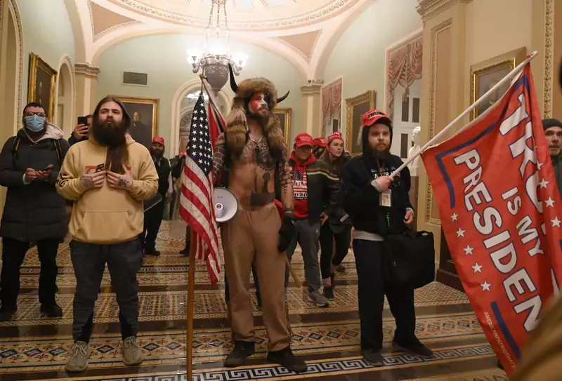 Protestujący w budynku Kapitolu w USA