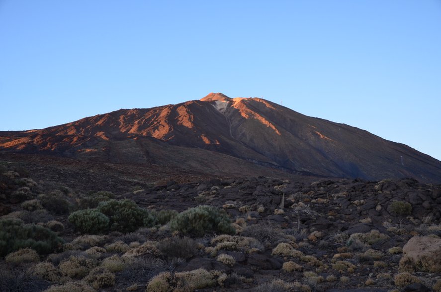 Wulkan Teide - widok ze szlaku Roques de Garcia. Po prawej widoczna kolejna linowa. 