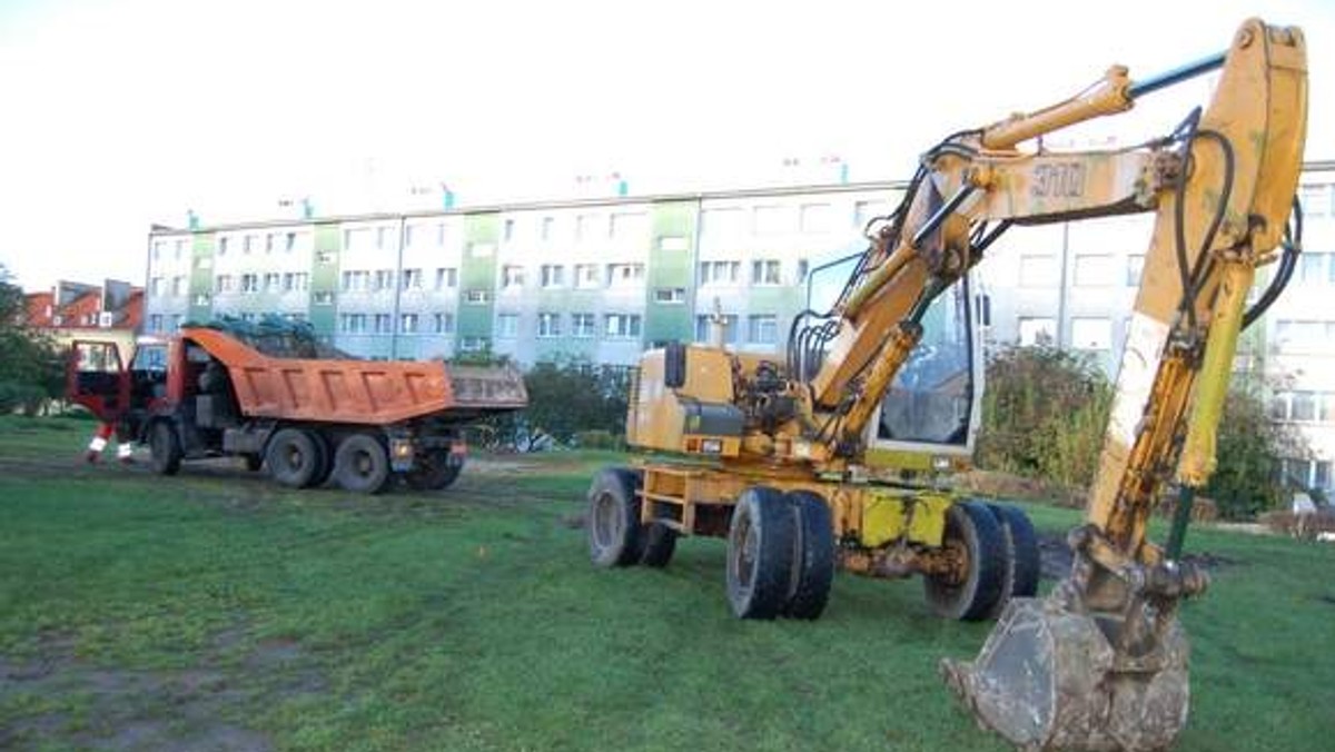 Szczecinecka Spółdzielnia Mieszkaniowa przebudowuje osiedlowe boisko na parking wywołując burzę wśród lokatorów. Zarząd tłumaczy się, że znalazł się między młotem i kowadłem, bo część spółdzielców domaga się miejsc postojowych.