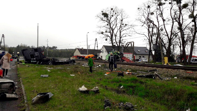 18 osób rannych – to skutek zderzenia pociągu pendolino z ciężarówką w okolicach Ozimka (woj. opolskie), do którego doszło dziś po południu. Wcześniej służby ratunkowe informowały o dziewięciu osobach rannych, w tym trzech ciężko.