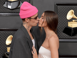 Forró csókban forrt össze Justin Bieber és Hailey Bieber, itt az újabb bizonyíték arra, hogy a sztárpár szerelmesebb, mint valaha